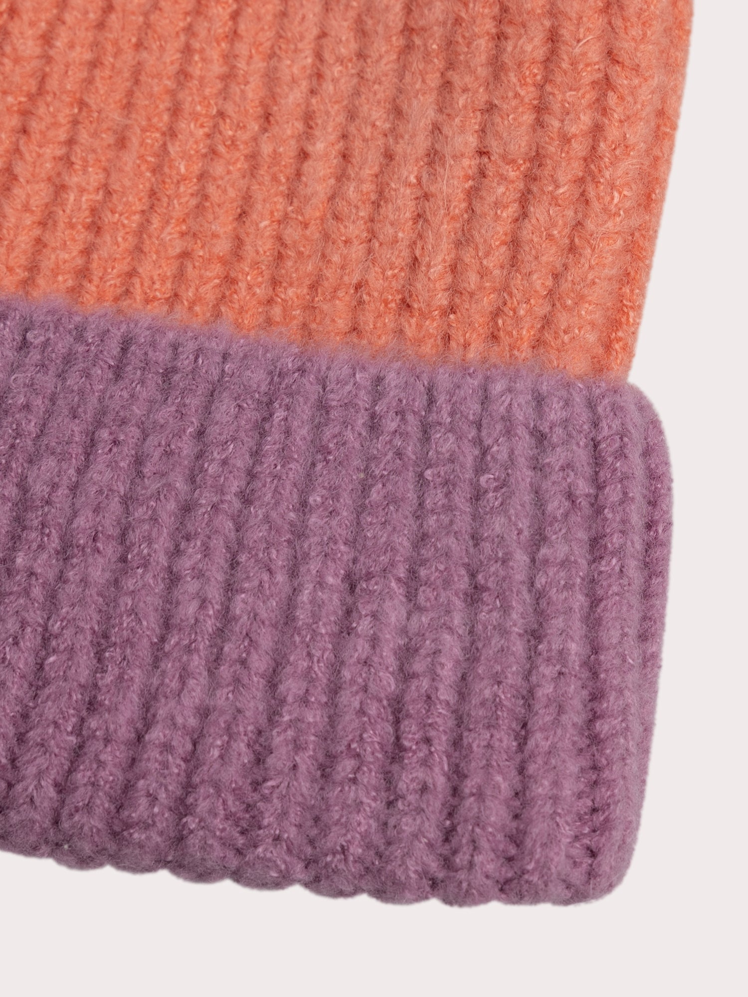 Bunt zweifarbiger Hut mit Pompon für Mädchen
