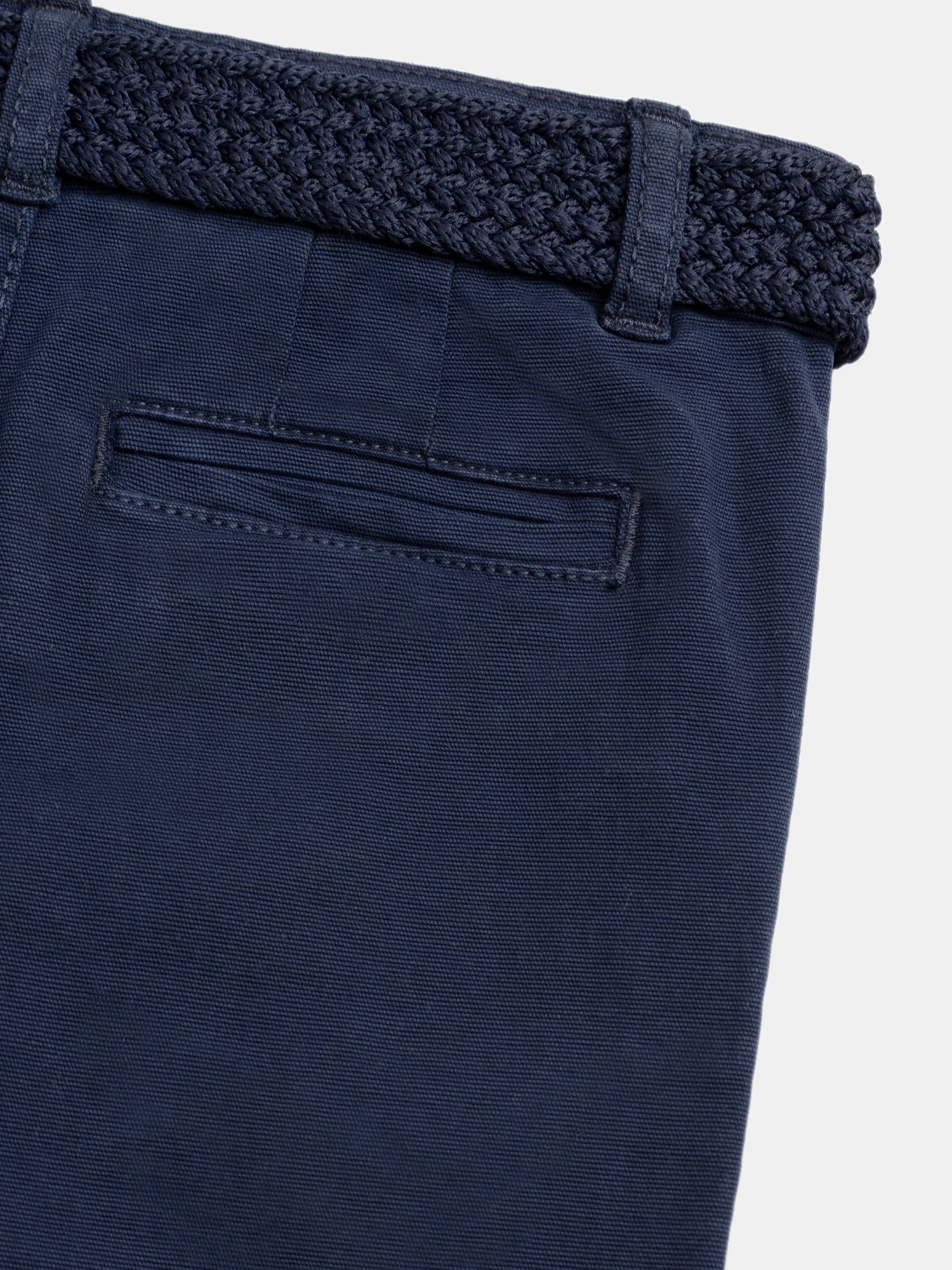 Dunkelblaue Bermuda-Shorts mit Gürtel für Jungen