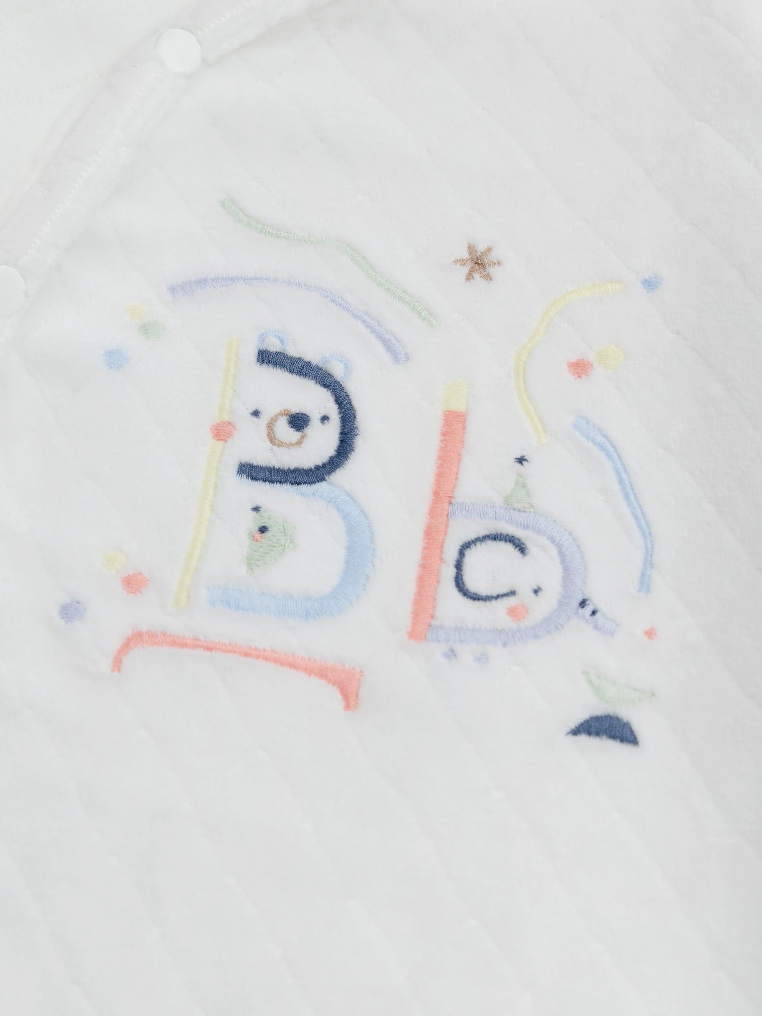 Strampelanzug zur Geburt mit farbiger Stickerei