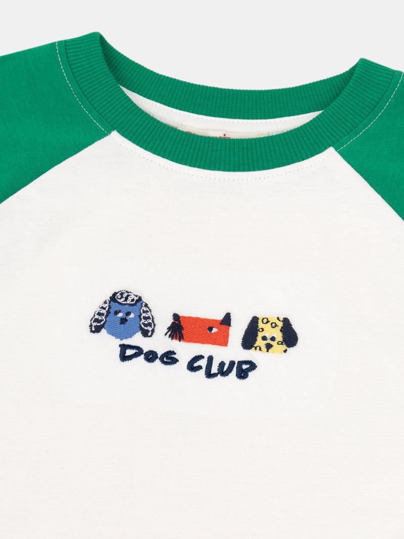 Cremefarbenes Langarmshirt mit grünen Ärmeln und gestickten Hundeköpfen für Jungen