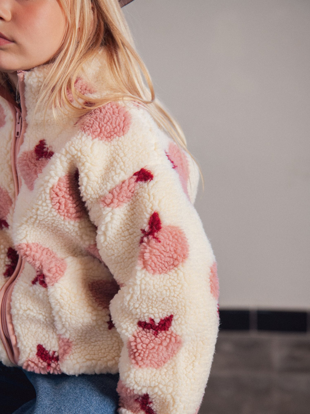 Ecru-Cardigan mit Apfelmotiv für Mädchen