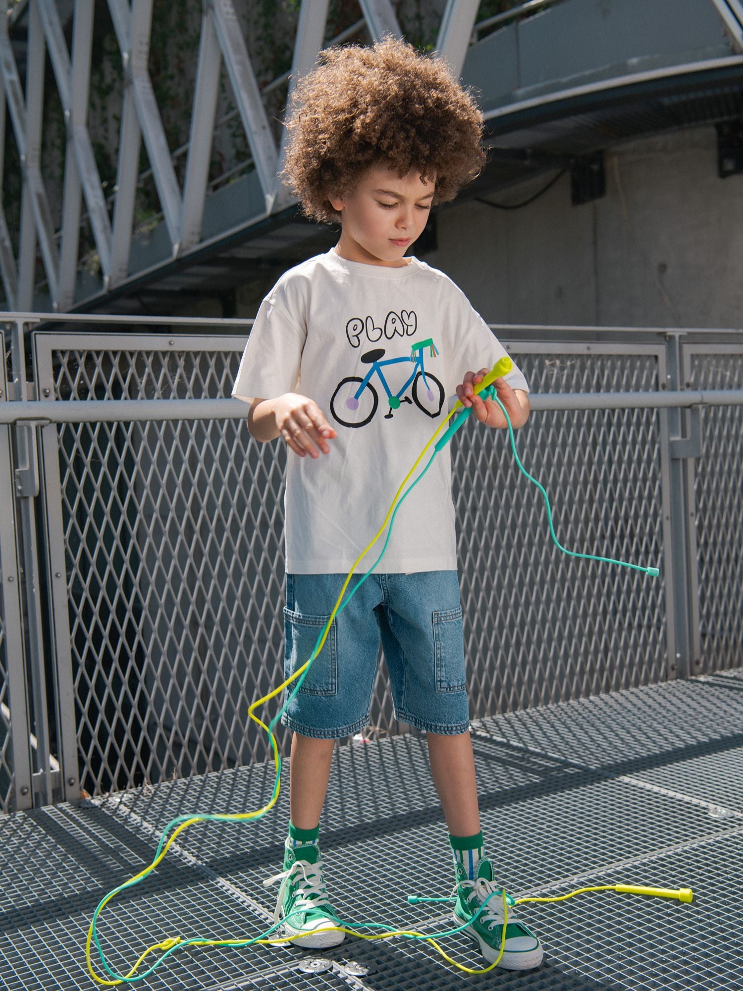 Ecru T-Shirt mit Fahrrad-Applikation für Jungen
