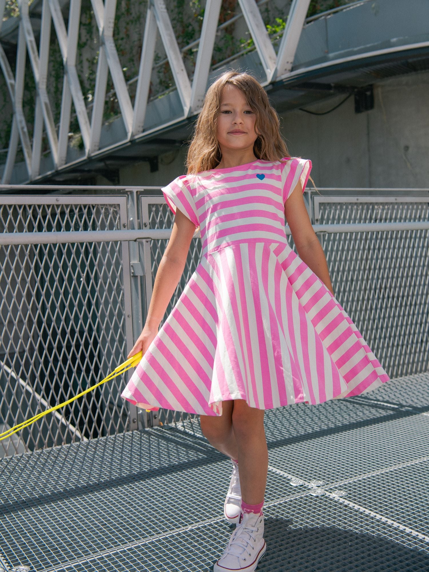 Ecrufarbenes Kleid mit rosa Streifen für Mädchen