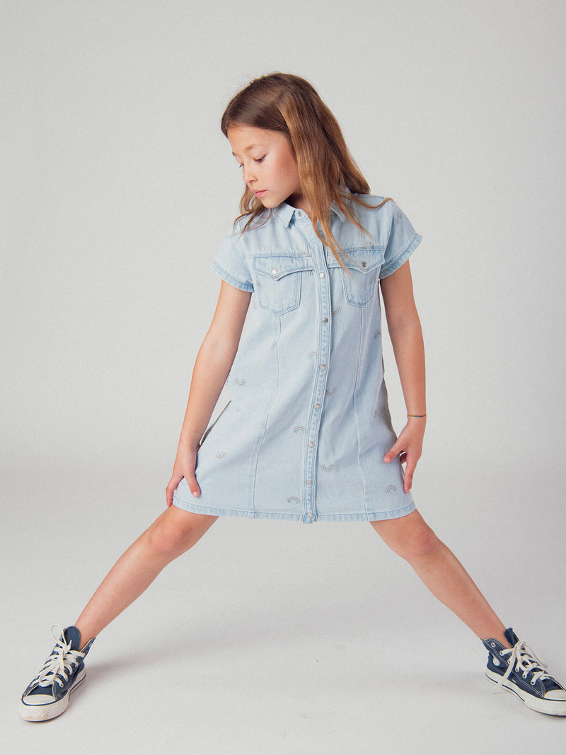 Hellblaues Denim-Kleid mit Regenbogenprint für Mädchen