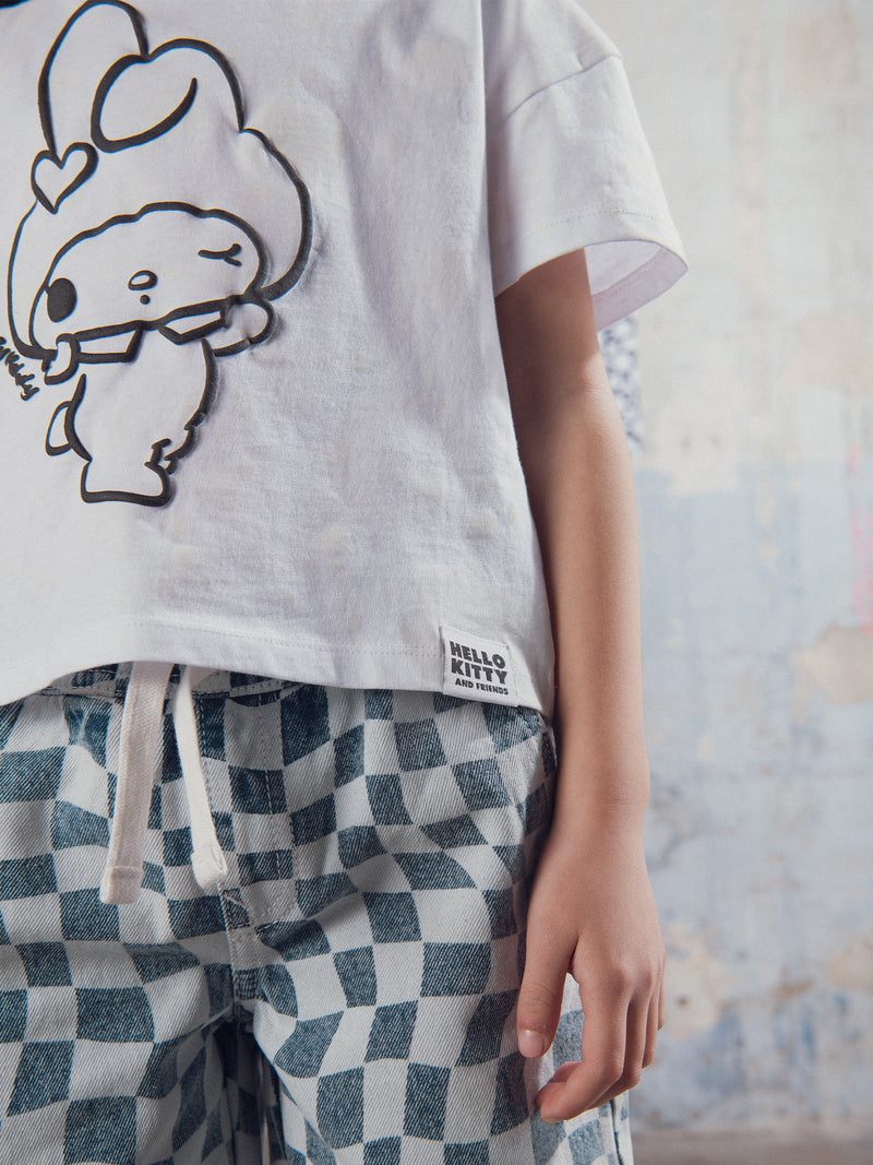 Weißes T-Shirt mit photochromischem Druck