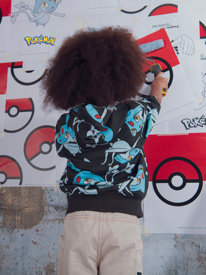 Graues Sweatshirt mit Pokémon Créhelf und Créfadet Druck