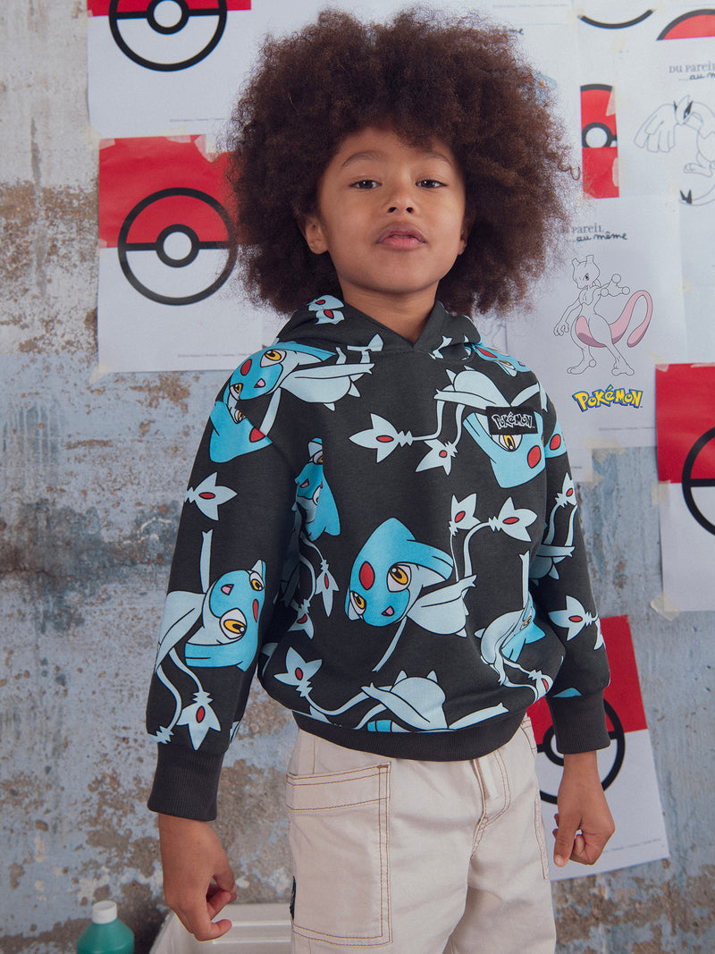 Graues Sweatshirt mit Pokémon Créhelf und Créfadet Druck