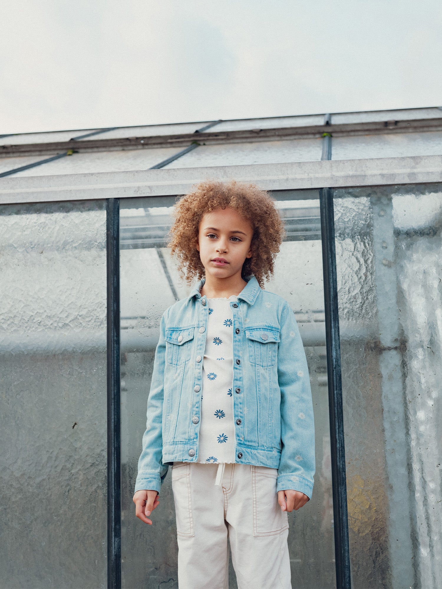 Veste en denim clair à broderies fleurs pour fille