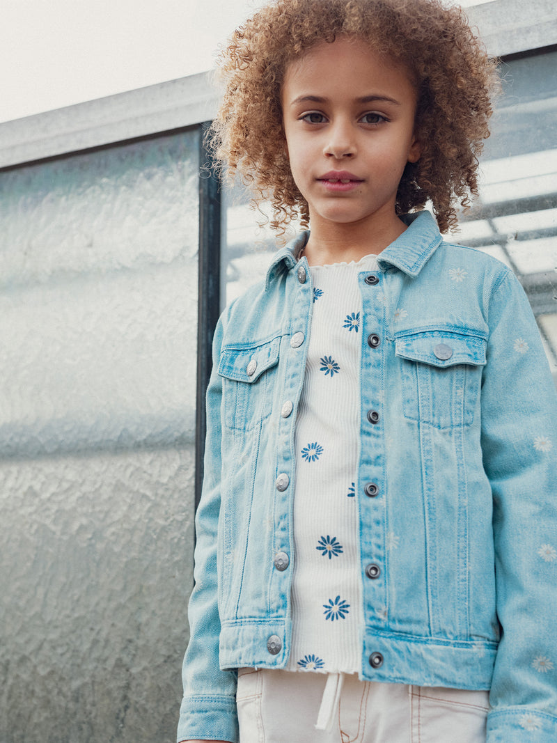 Helle Denimjacke mit Blumenstickerei für Mädchen