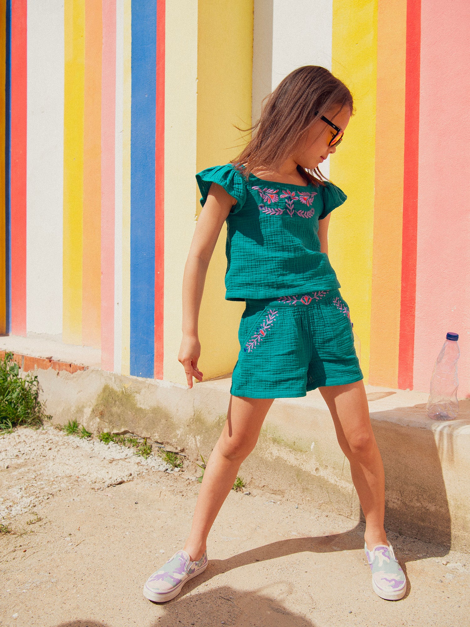 Grüne Shorts mit Blumenstickerei für Mädchen