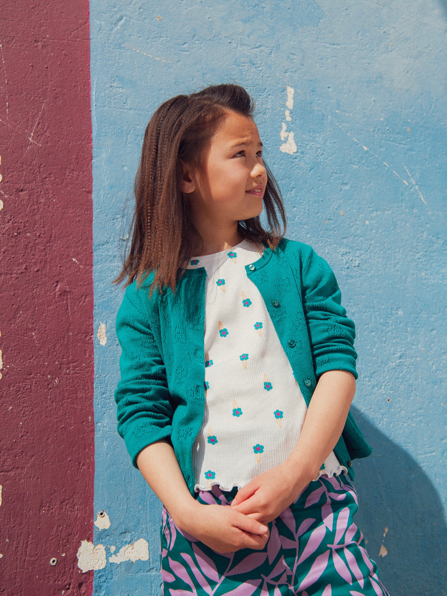 Grüner Strickcardigan mit Blumenmuster für Mädchen