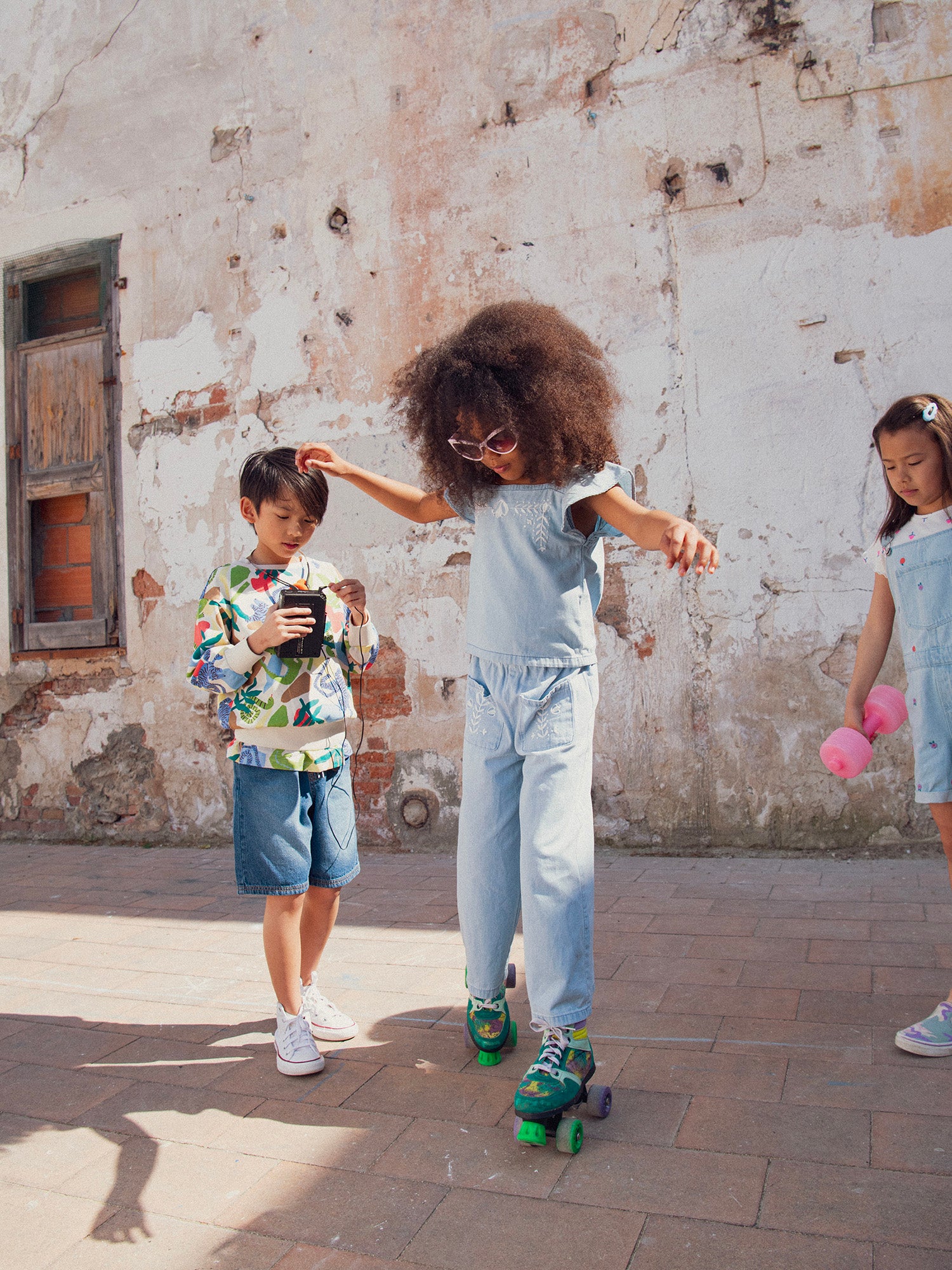 Blaue Hose mit Blumenstickereien für Mädchen
