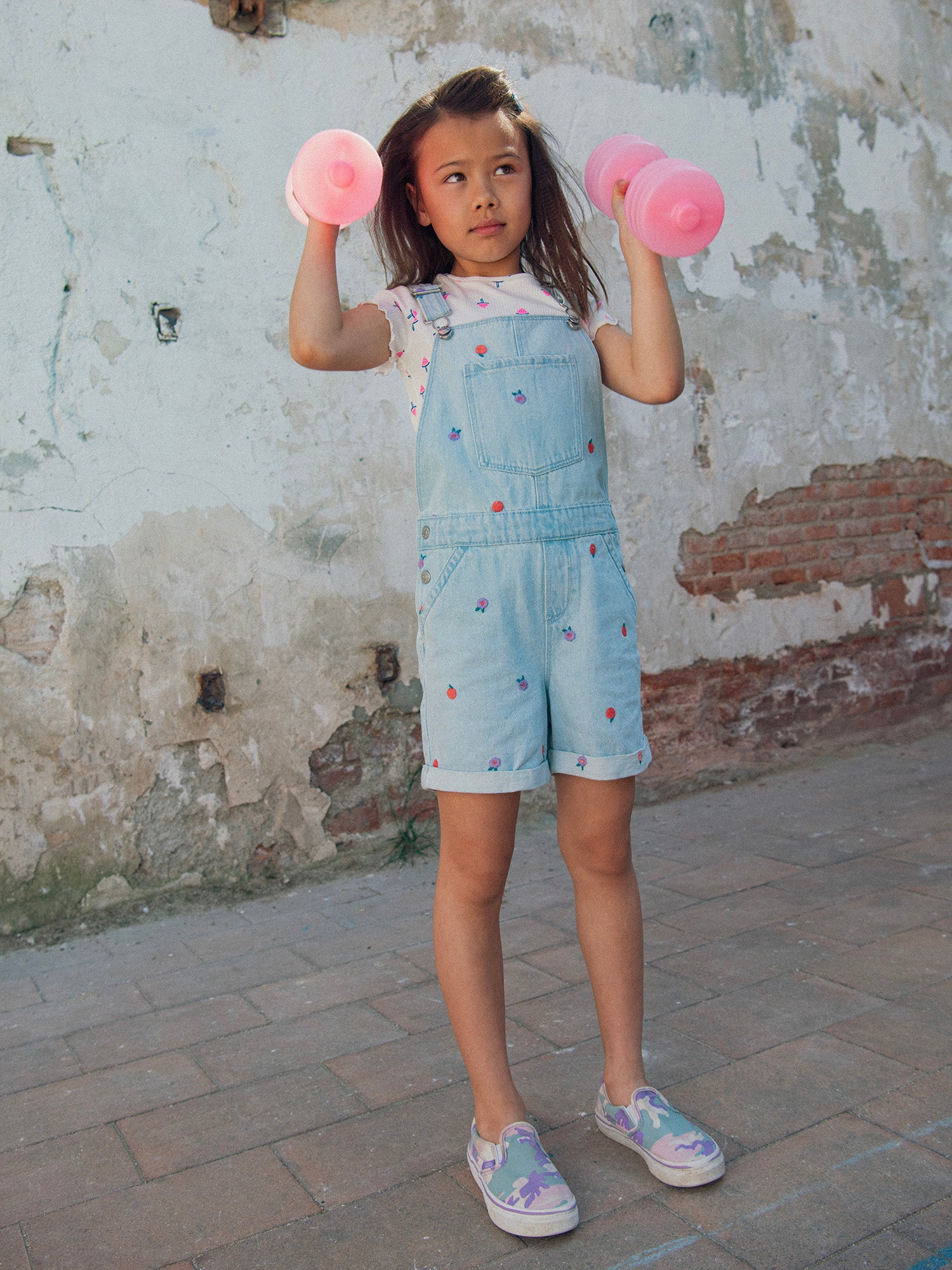 Bestickte Denim-Latzhose für Mädchen