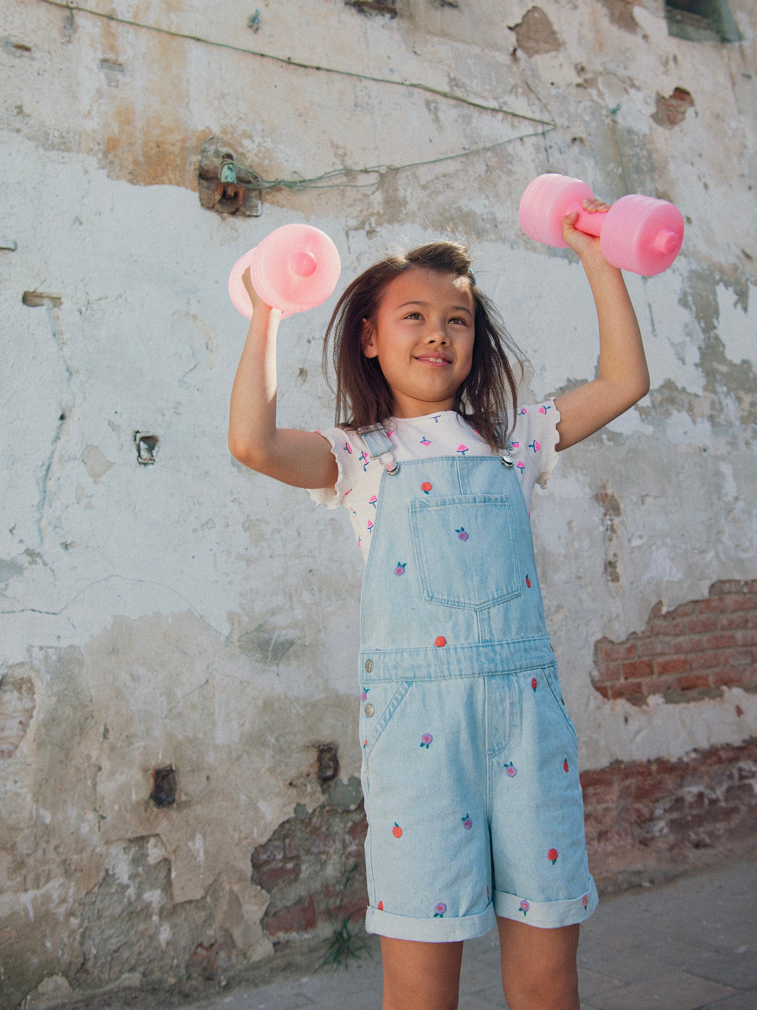 Bestickte Denim-Latzhose für Mädchen