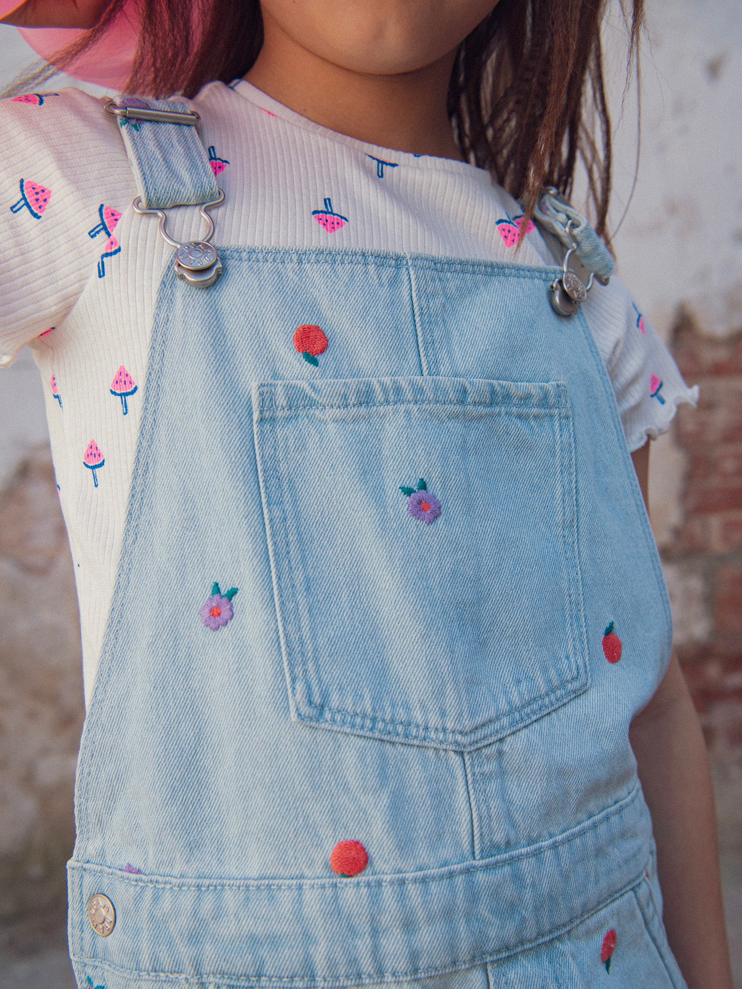 Bestickte Denim-Latzhose für Mädchen