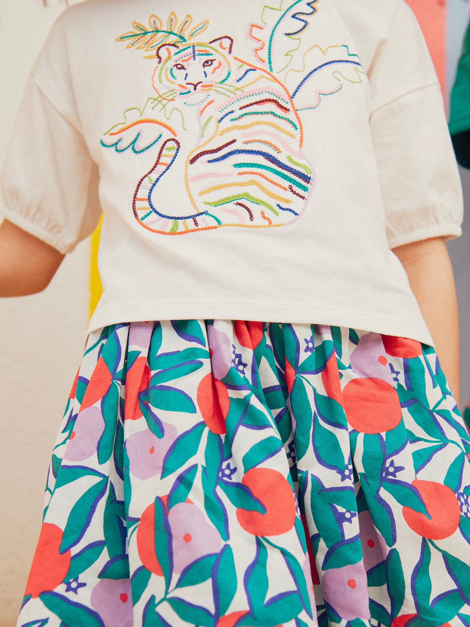 Ecru T-Shirt mit Tigerstickerei für Mädchen