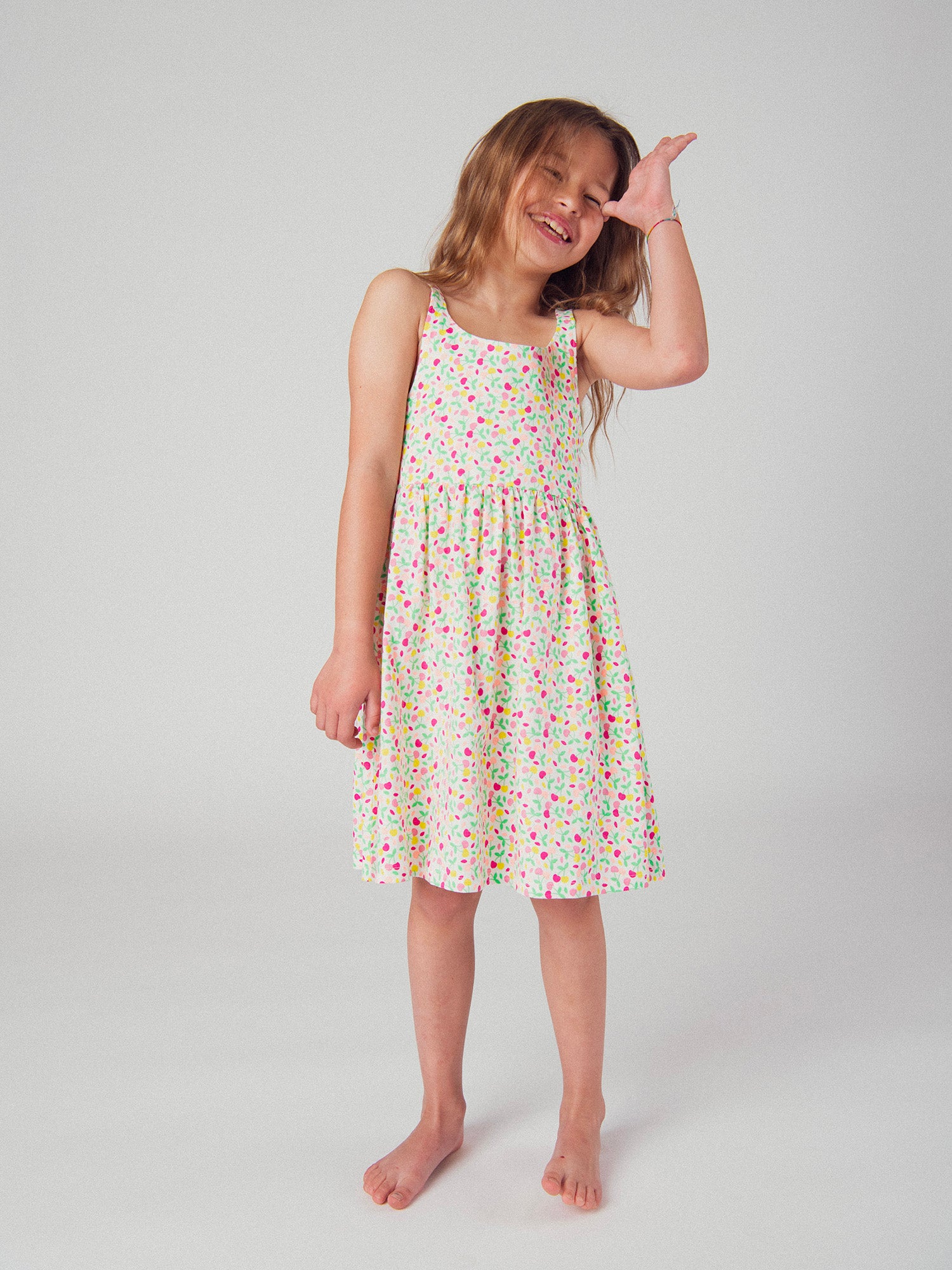 Robe à bretelles imprimé cerises colorées pour fille