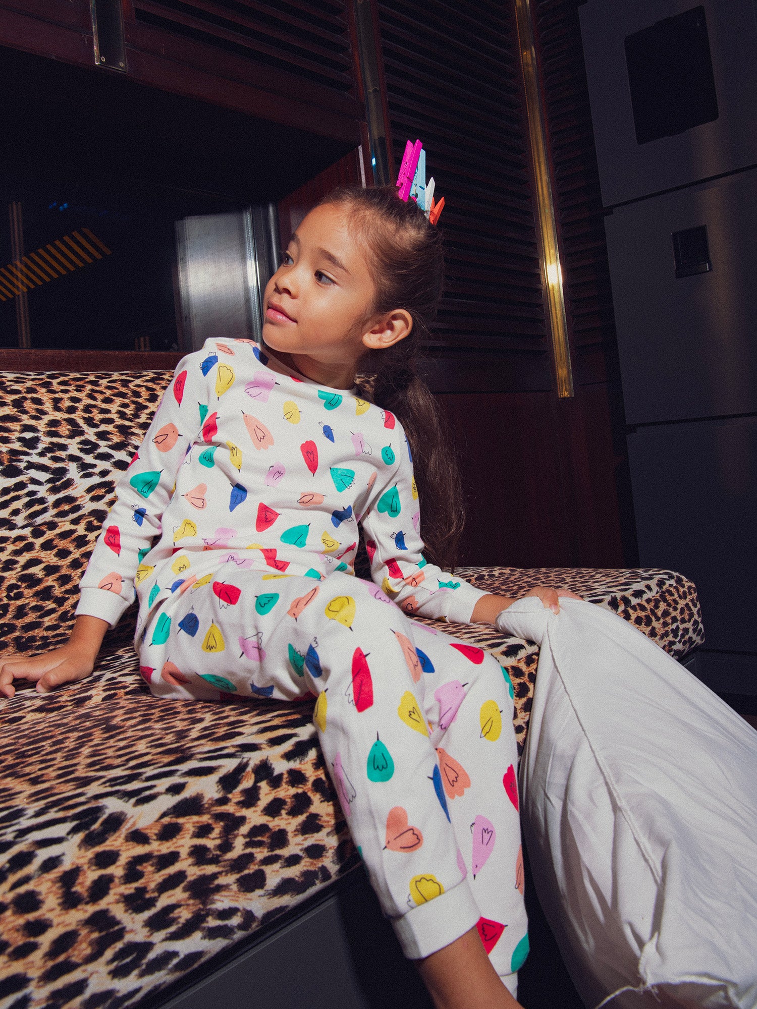 Weißer Pyjama mit Allover-Druck von Vögeln für Mädchen