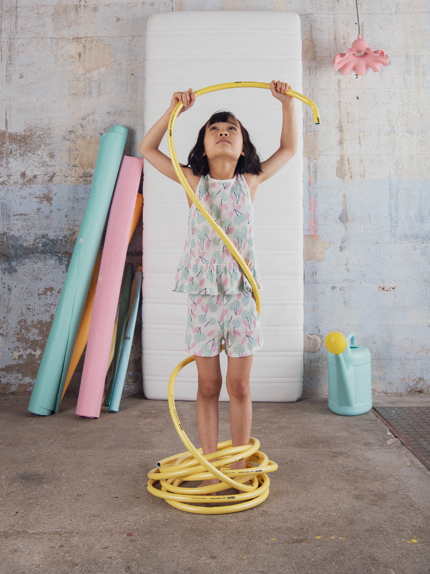 Kurzer Pyjama mit Trägertop und "Pastellkirschen"-Druck für Mädchen