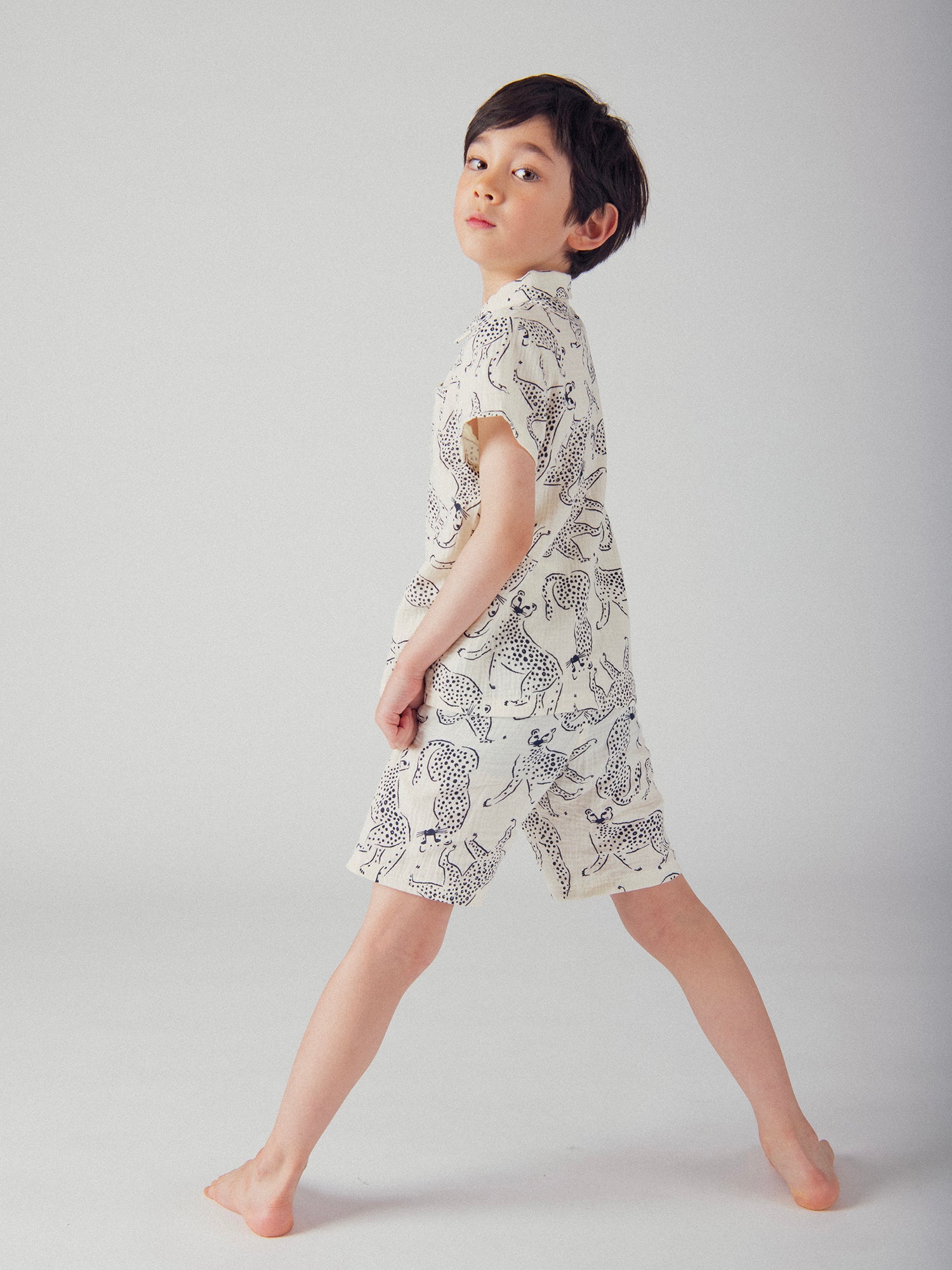 Kurzer Hemd-Pyjama mit "Blaue Leoparden" Druck für Jungen