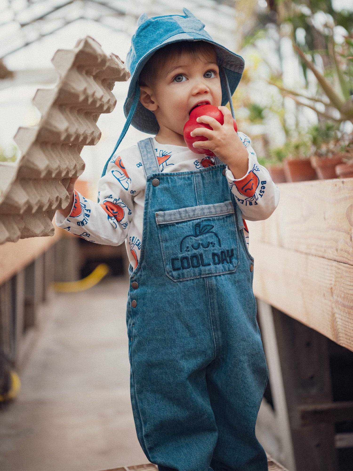 Zweifarbige blaue Latzhose mit Apfelmotiv für Baby-Junge