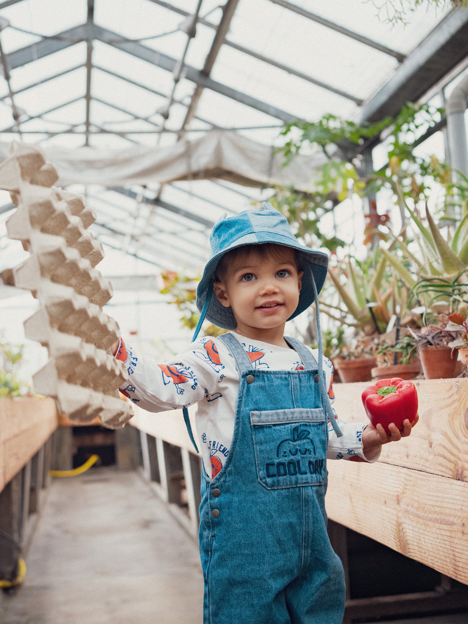 Zweifarbige blaue Latzhose mit Apfelmotiv für Baby-Junge