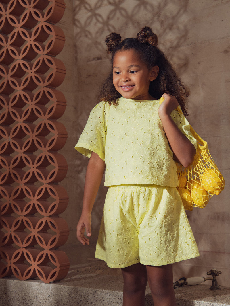 Short jaune pâle en broderie anglaise pour fille