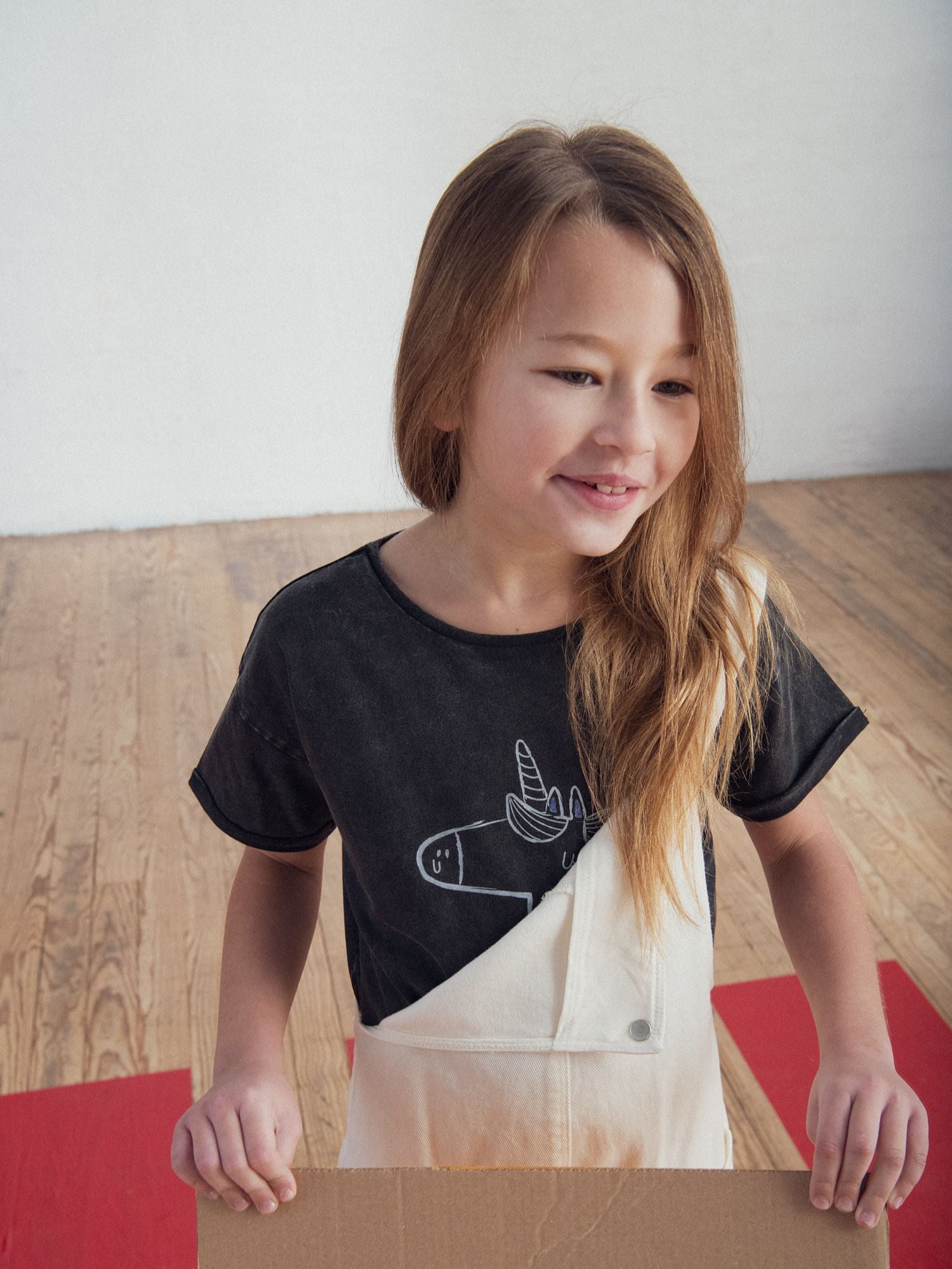 T-shirt gris foncé animation licorne pour fille