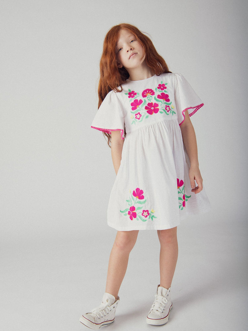 Weißes Kleid mit floralen Stickereien für Mädchen