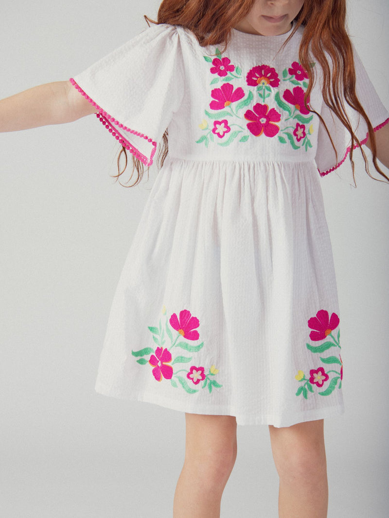 Weißes Kleid mit floralen Stickereien für Mädchen