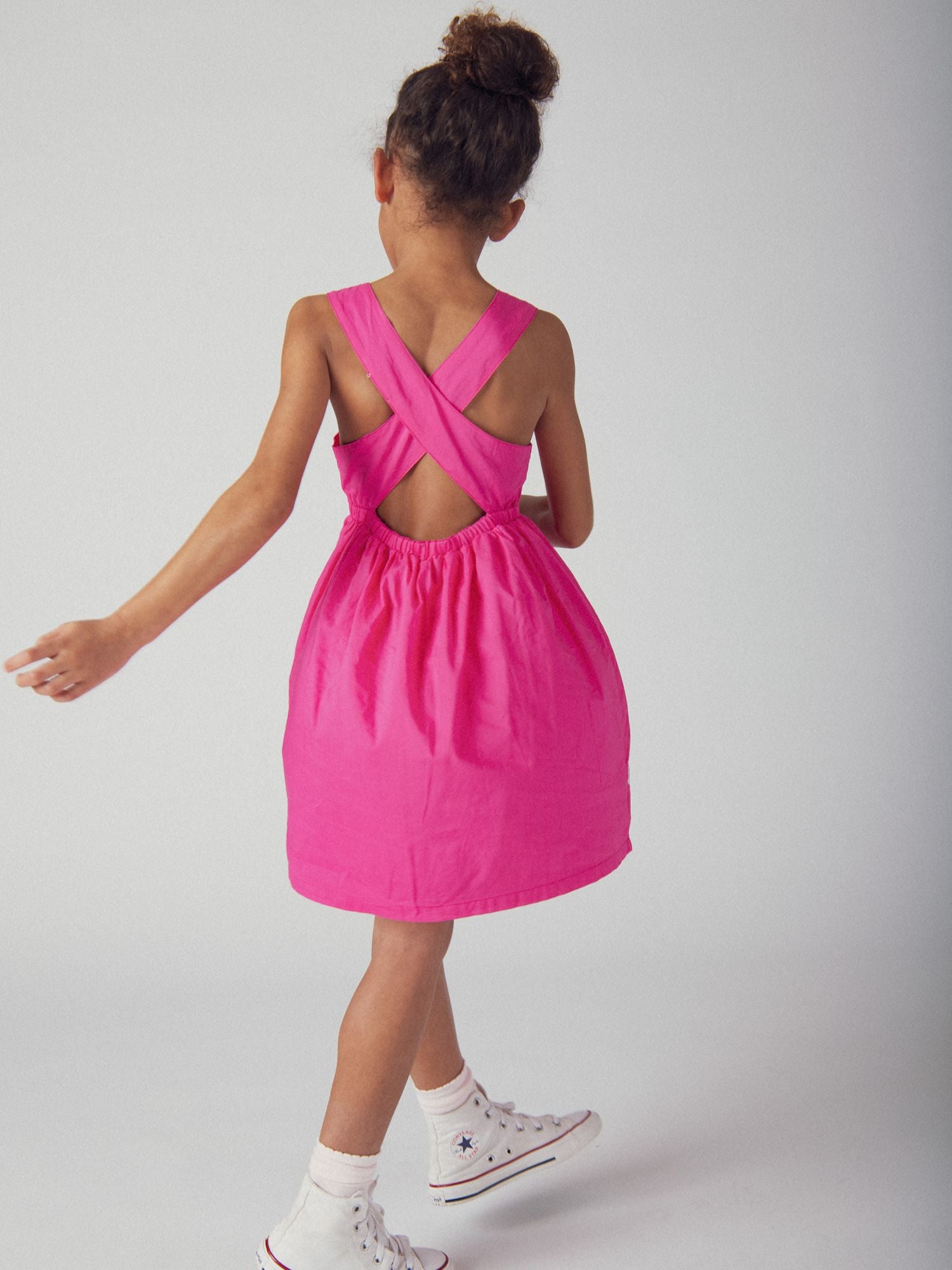 Robe rose à broderies florales pour fille