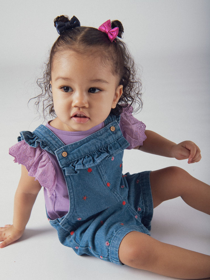 Kurze Latzhose aus Denim mit floralen und fruchtigen Stickereien für Mädchen