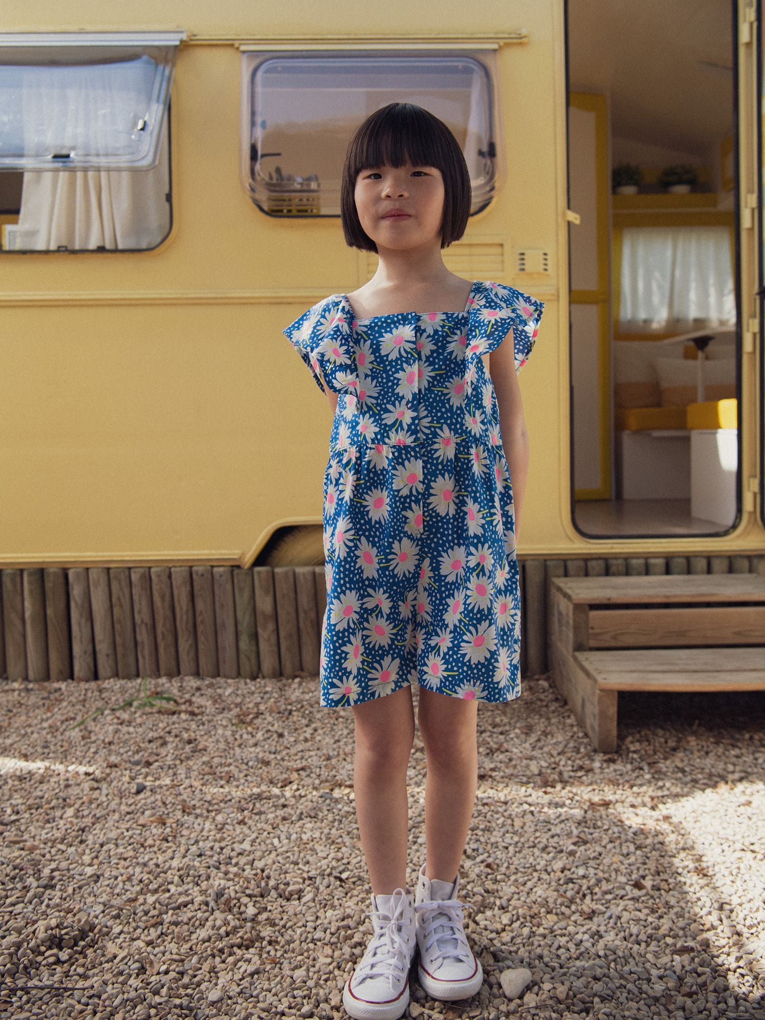 Blauer Kombinationsanzug mit Blumenmuster für Mädchen