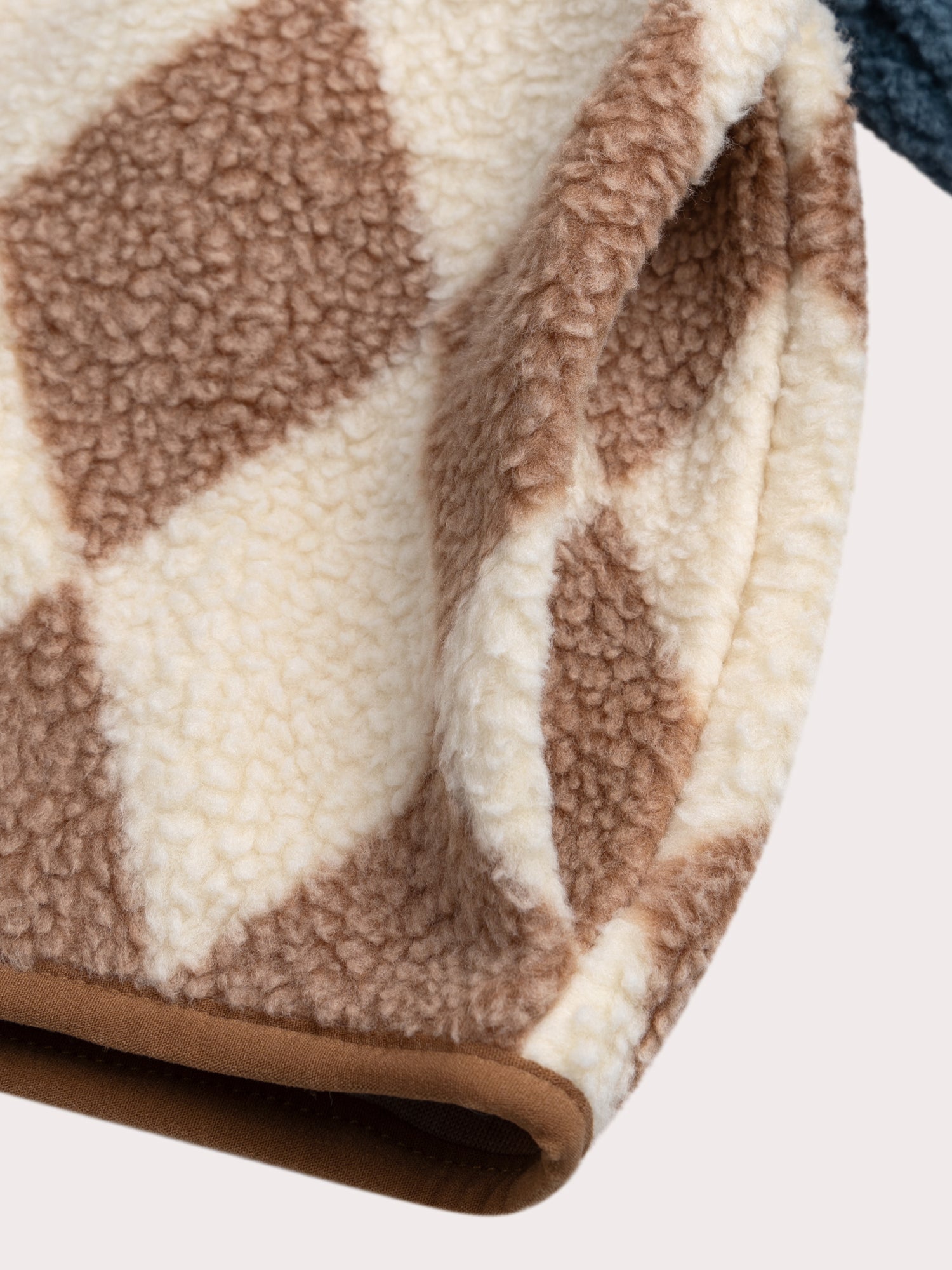 Jacke mit Schaf-Woll-Effekt im Karodesign