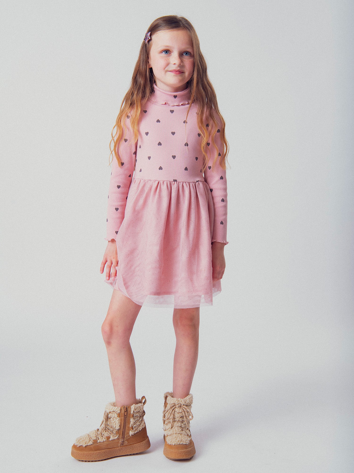 Rosa Kleid aus zwei Materialien mit Herzmuster