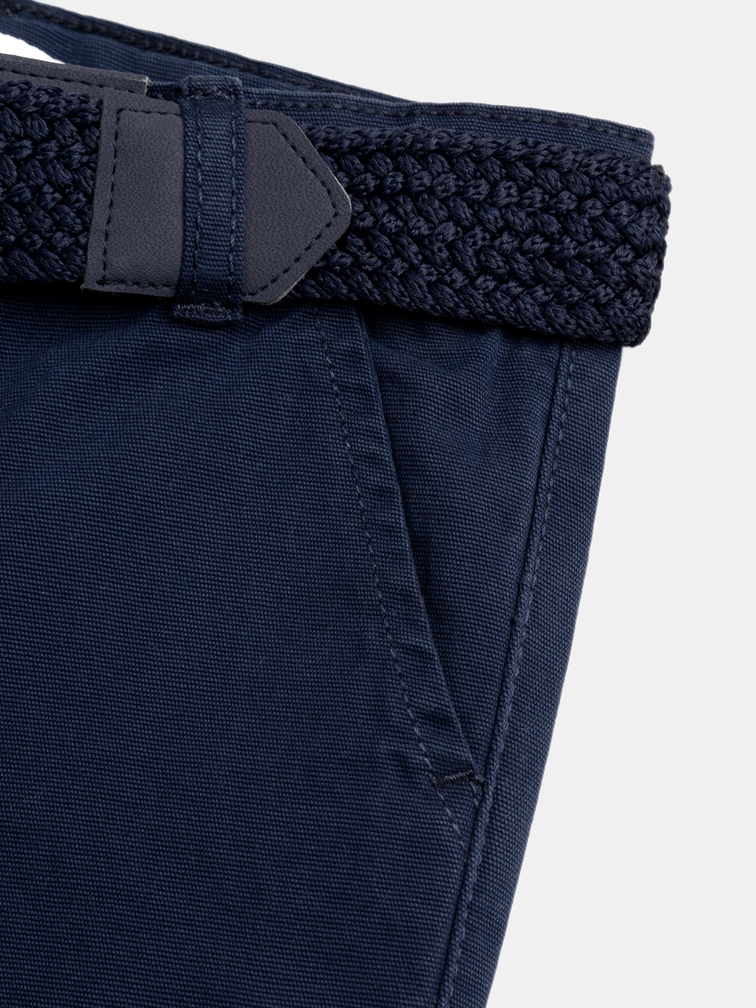 Dunkelblaue Bermuda-Shorts mit Gürtel für Jungen