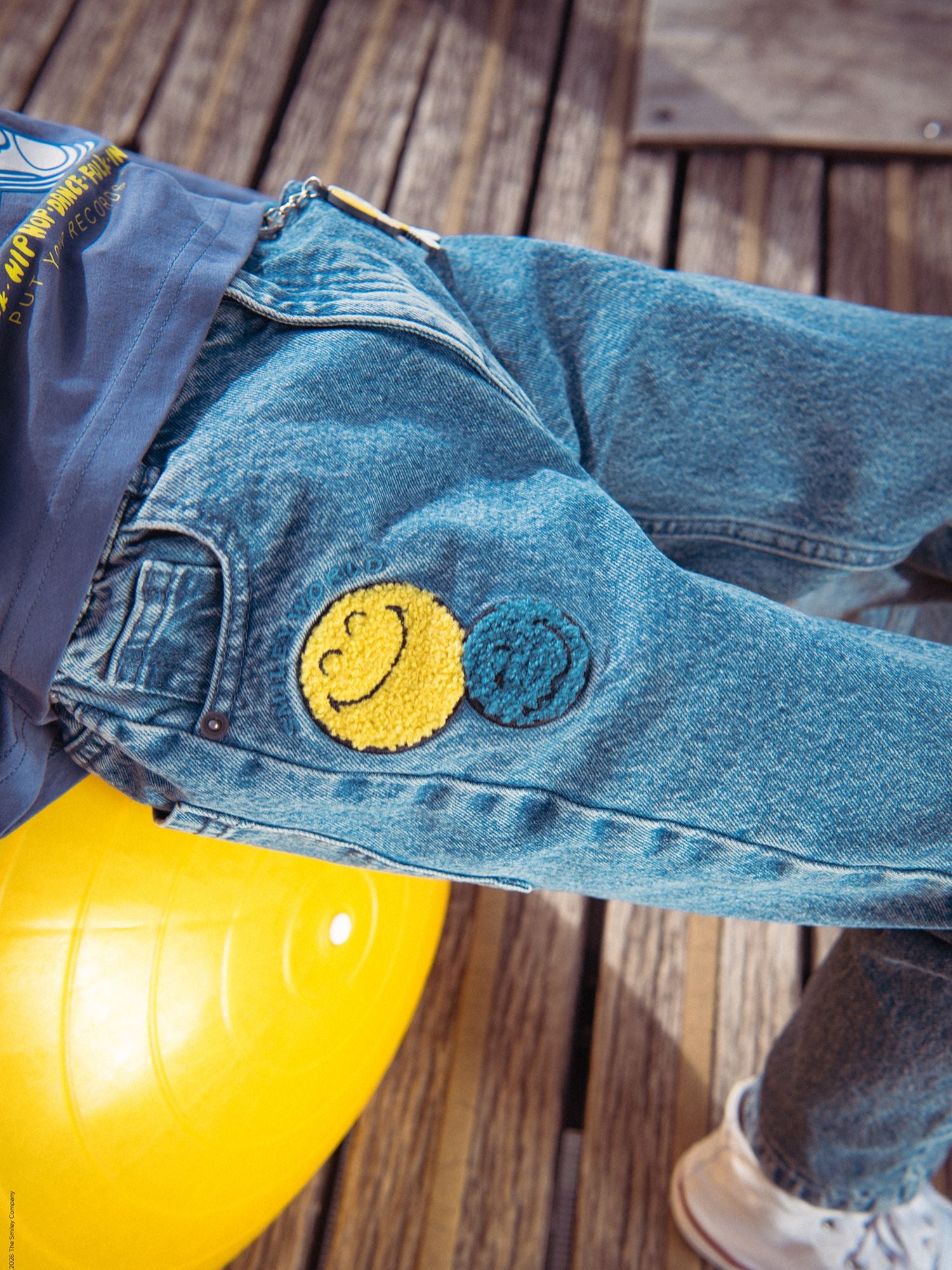 Blaue Jeans mit Aufdruck und SMILEYWORLD-Schlüsselanhänger für Jungen