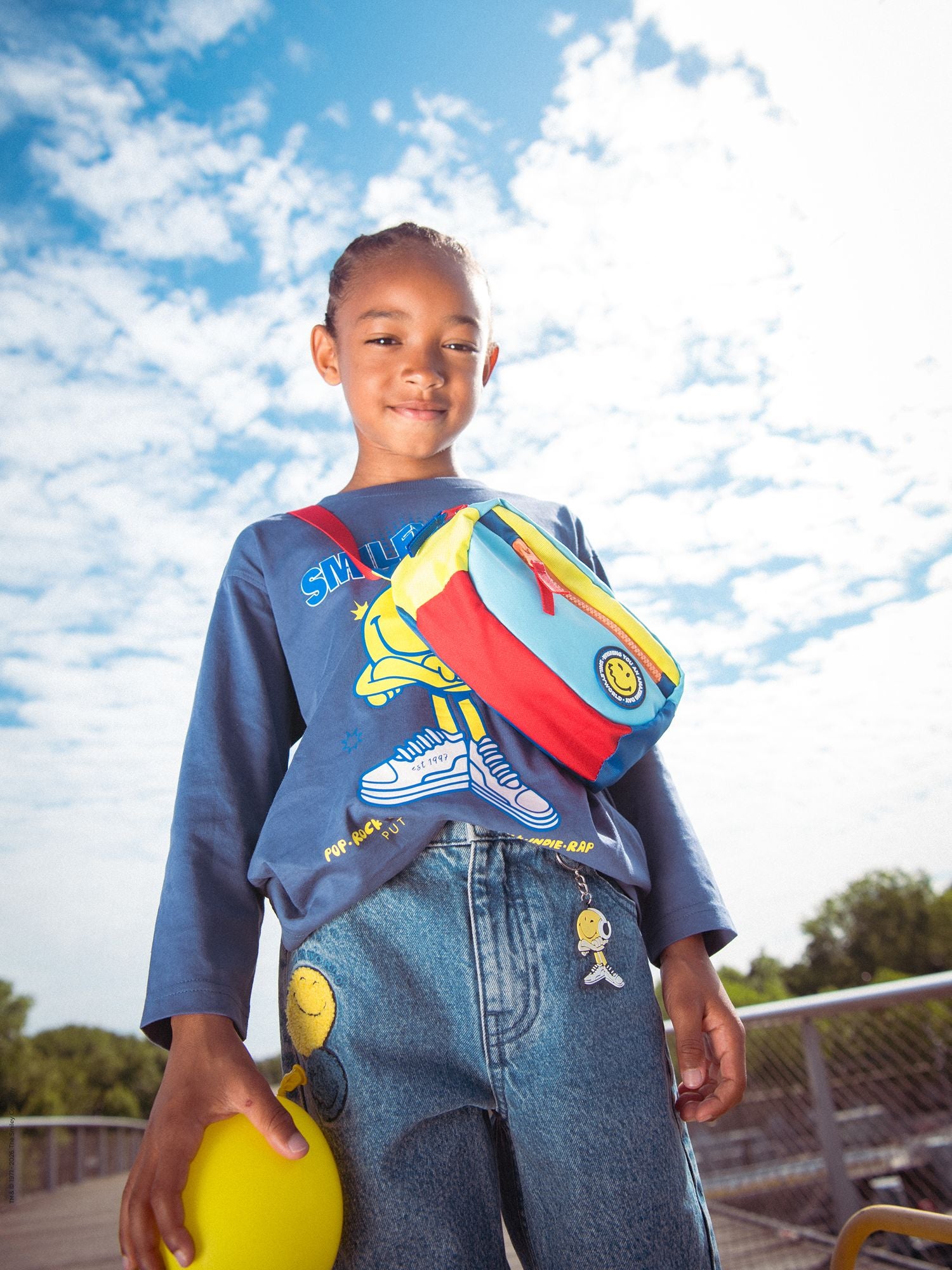 Blaue Jeans mit Aufdruck und SMILEYWORLD-Schlüsselanhänger für Jungen