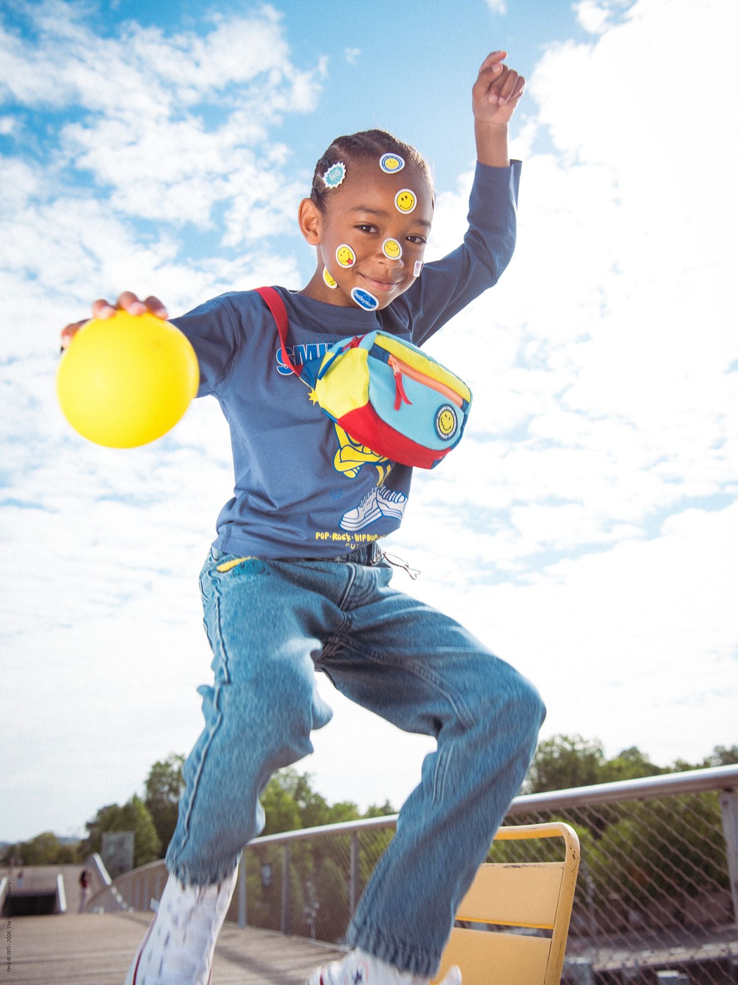 Blaue Jeans mit Aufdruck und SMILEYWORLD-Schlüsselanhänger für Jungen