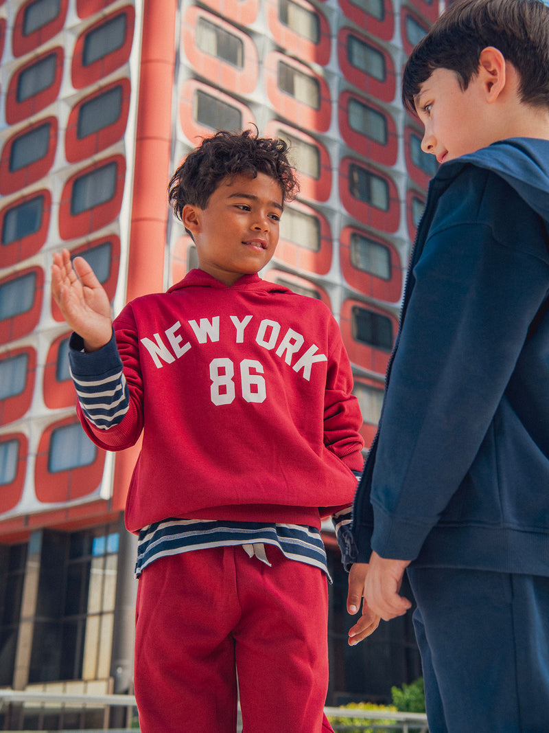 Roter Kapuzenpullover für Jungen