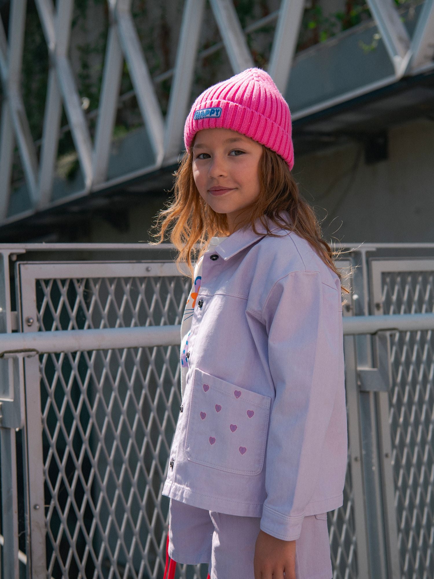 Lila Jacke mit Taschen und Herzstickereien für Mädchen