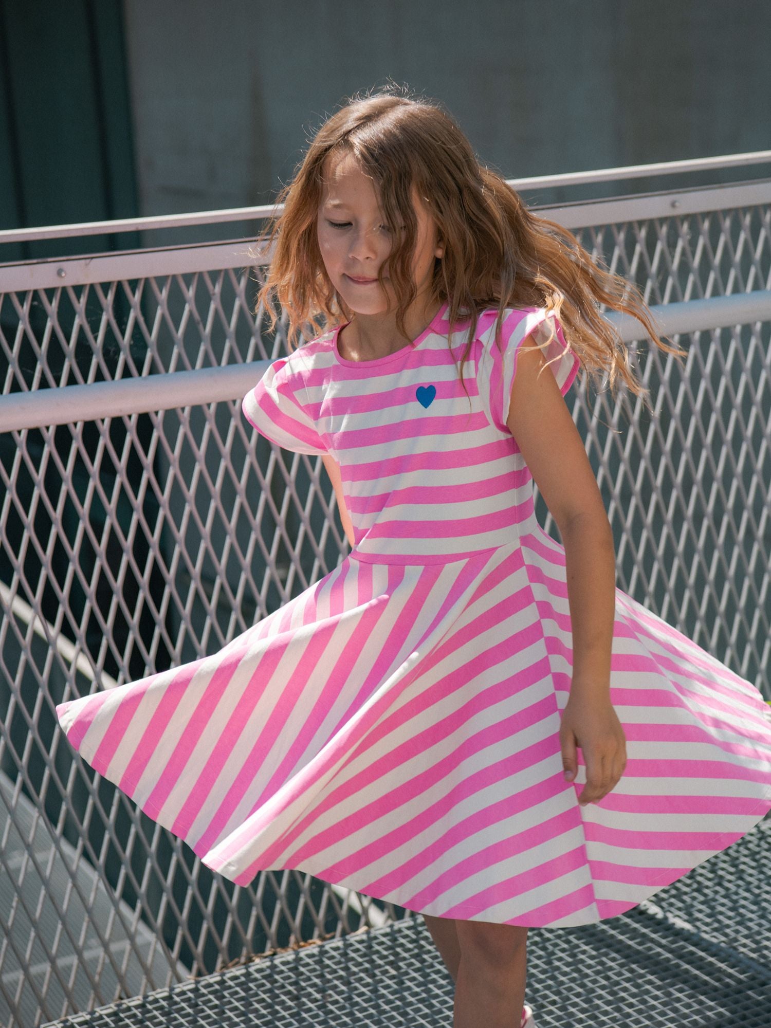 Ecrufarbenes Kleid mit rosa Streifen für Mädchen
