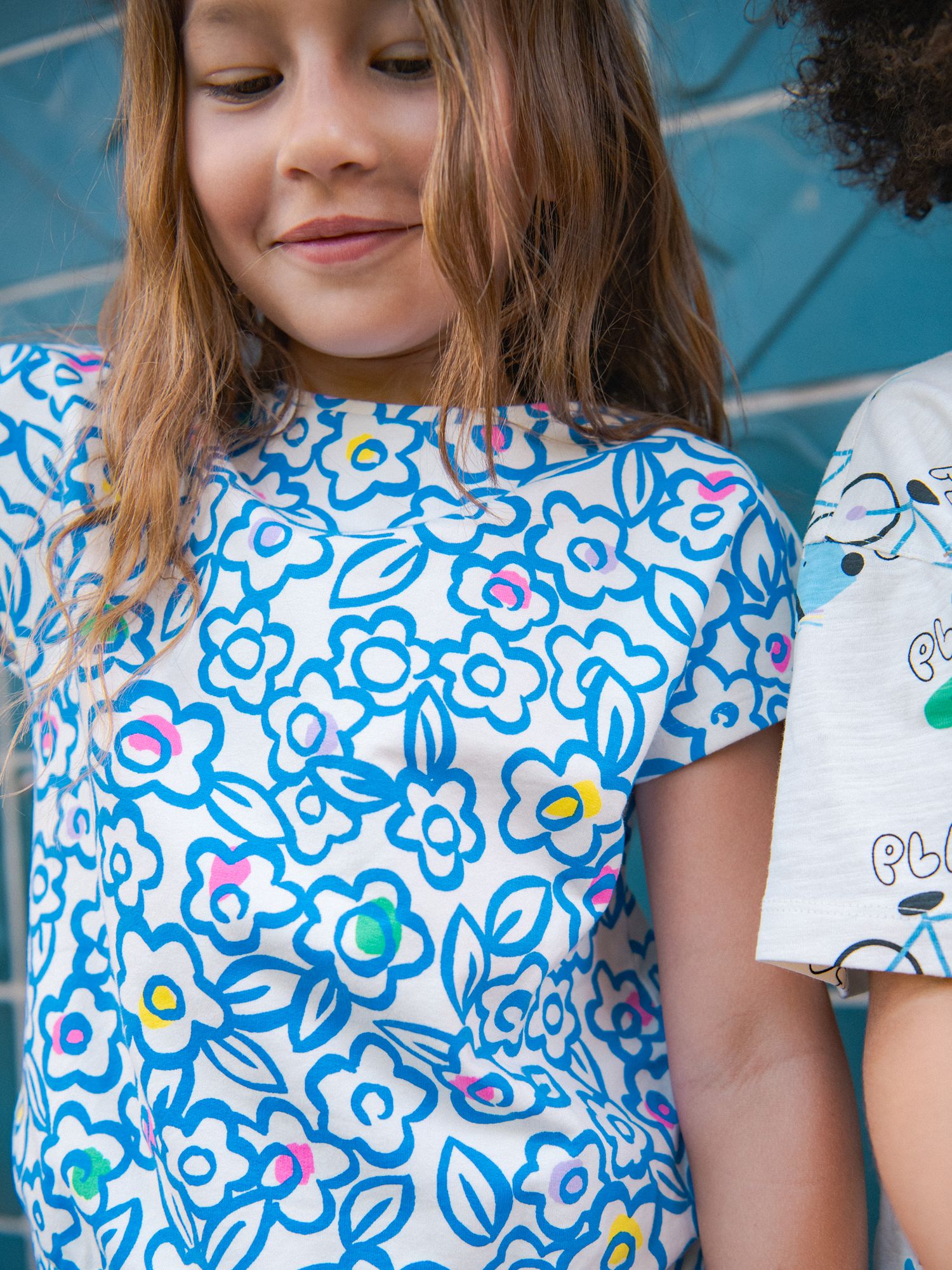 Cremefarbenes T-Shirt mit Blumenmuster für Mädchen
