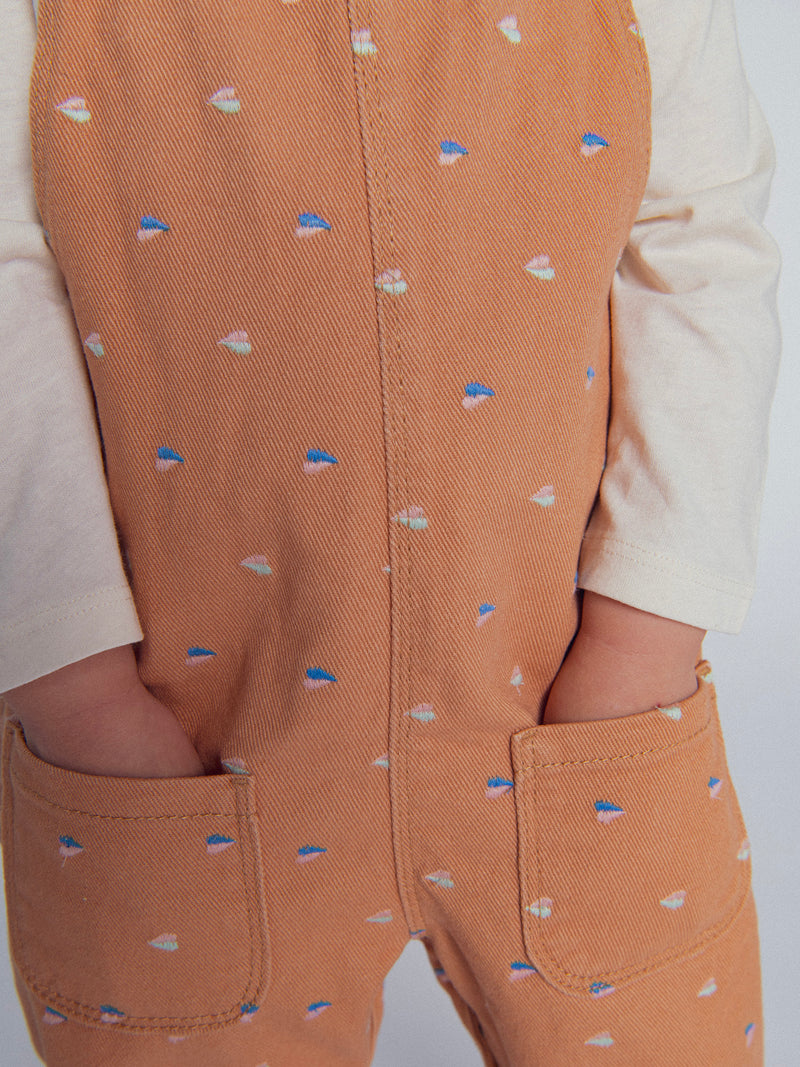 Latzhose aus Twill "Karamell" mit Herzstickereien für Mädchen