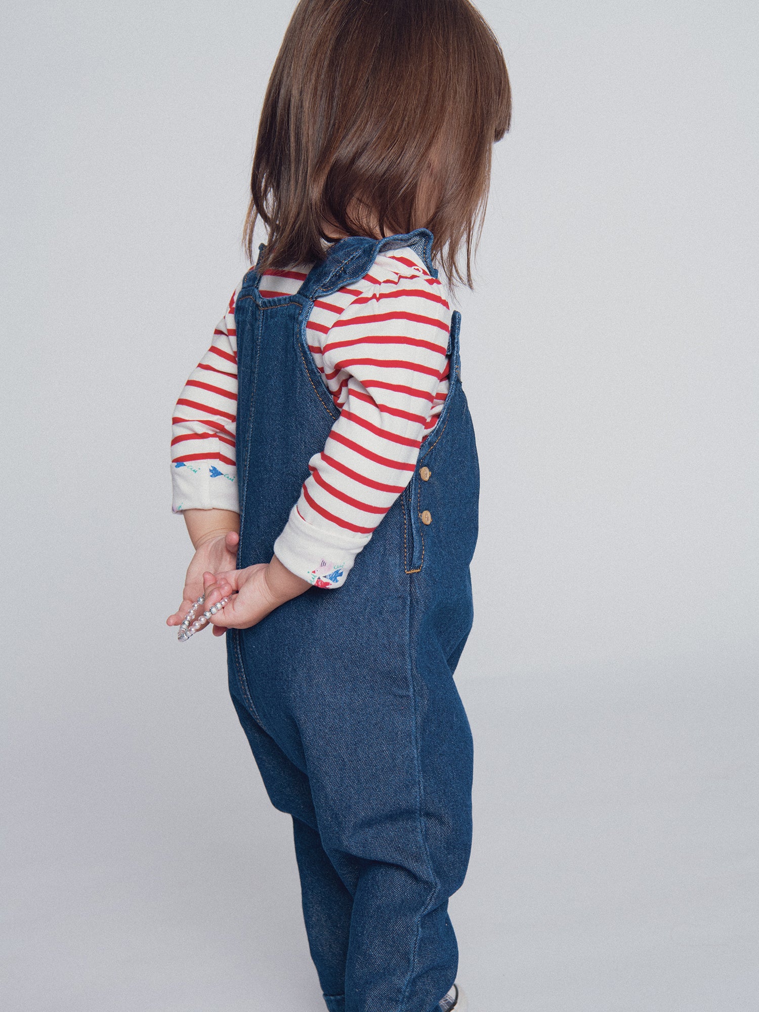 Salopette en denim brodée "ARTY SCHOOL" pour bébé fille