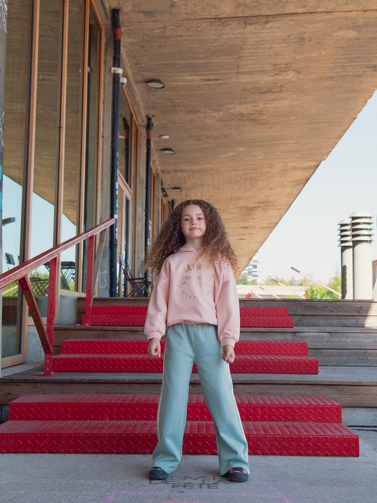 Grüne Sweatpants mit fantasievollen Details und Taschen für Mädchen