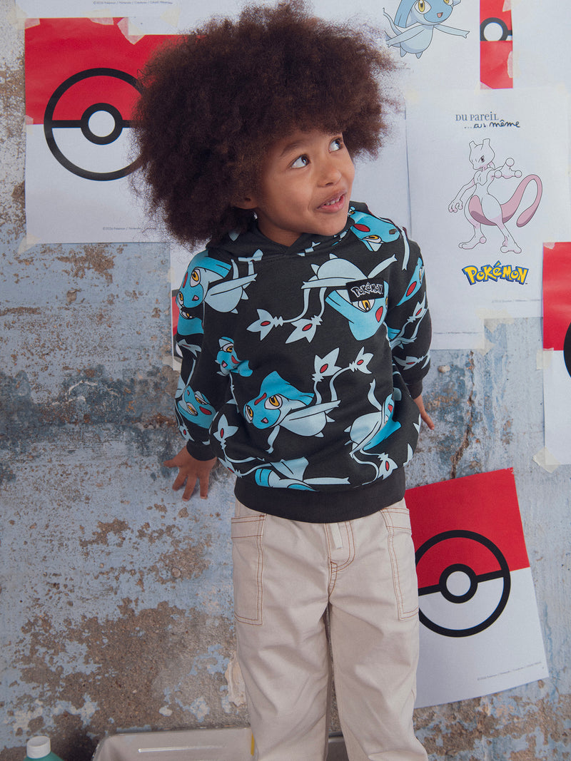 Graues Sweatshirt mit Pokémon Créhelf und Créfadet Druck