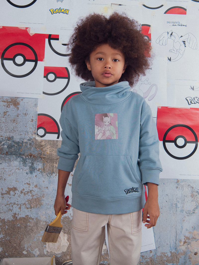 Blauer Sweatshirt mit Pokémon Mewtwo Abzeichen