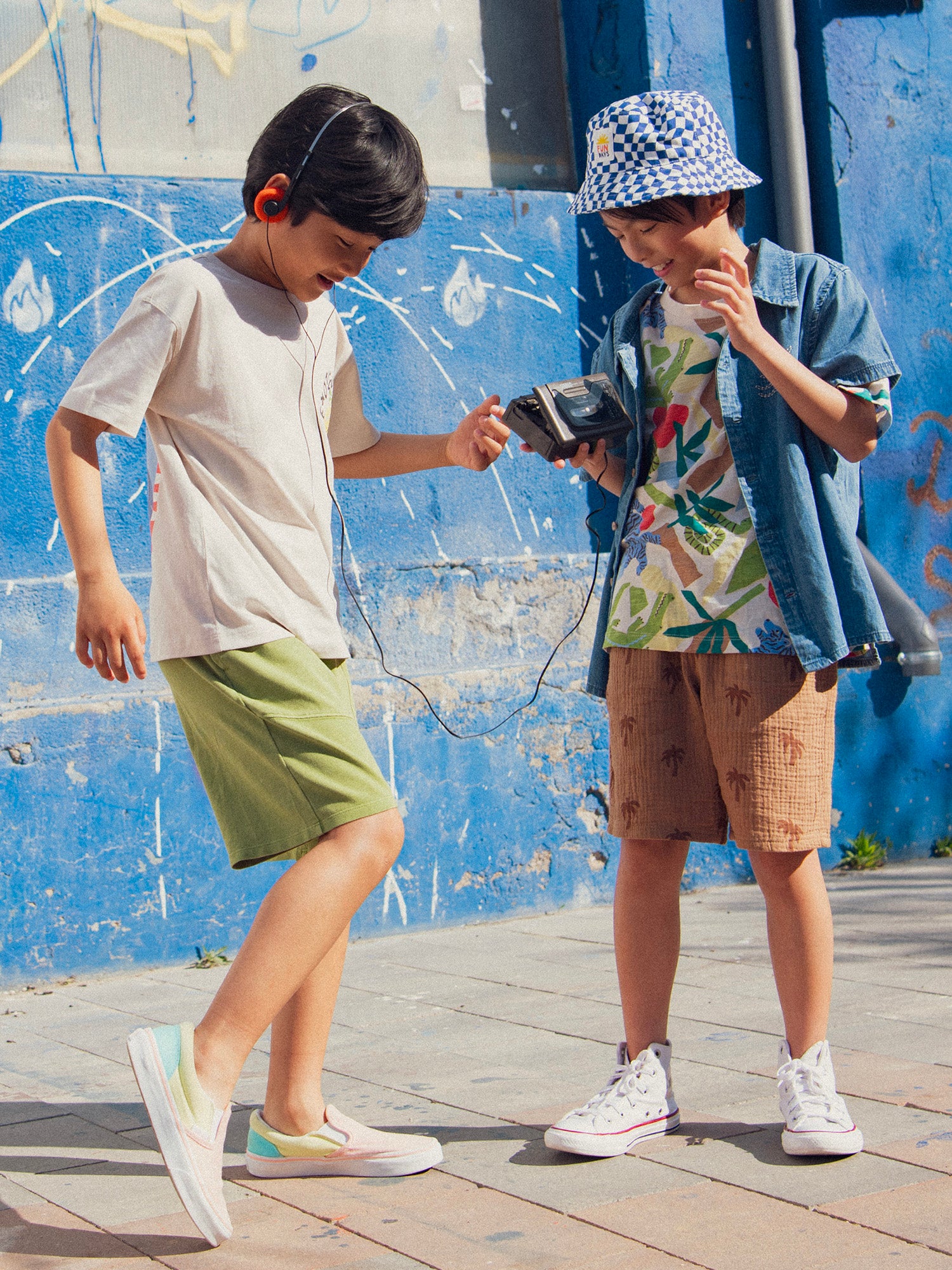 Braune Bermuda mit Palmendruck für Jungen