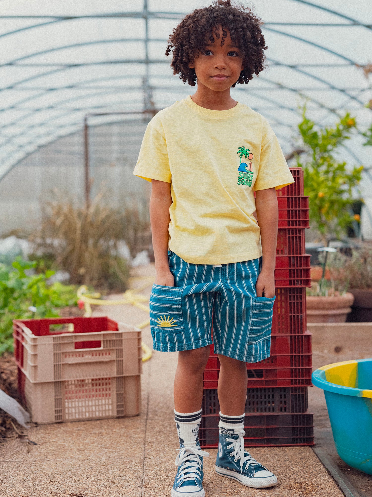 Gelbes T-Shirt mit Surf-Animation für Jungen